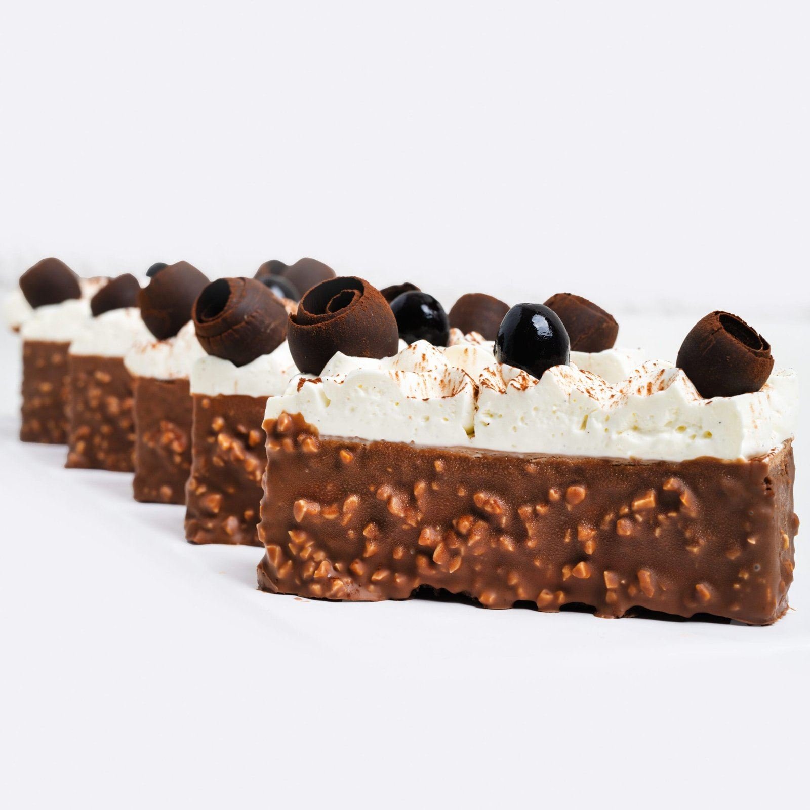 Parts de gâteau chocolat croquant, chantilly et copeaux de chocolat