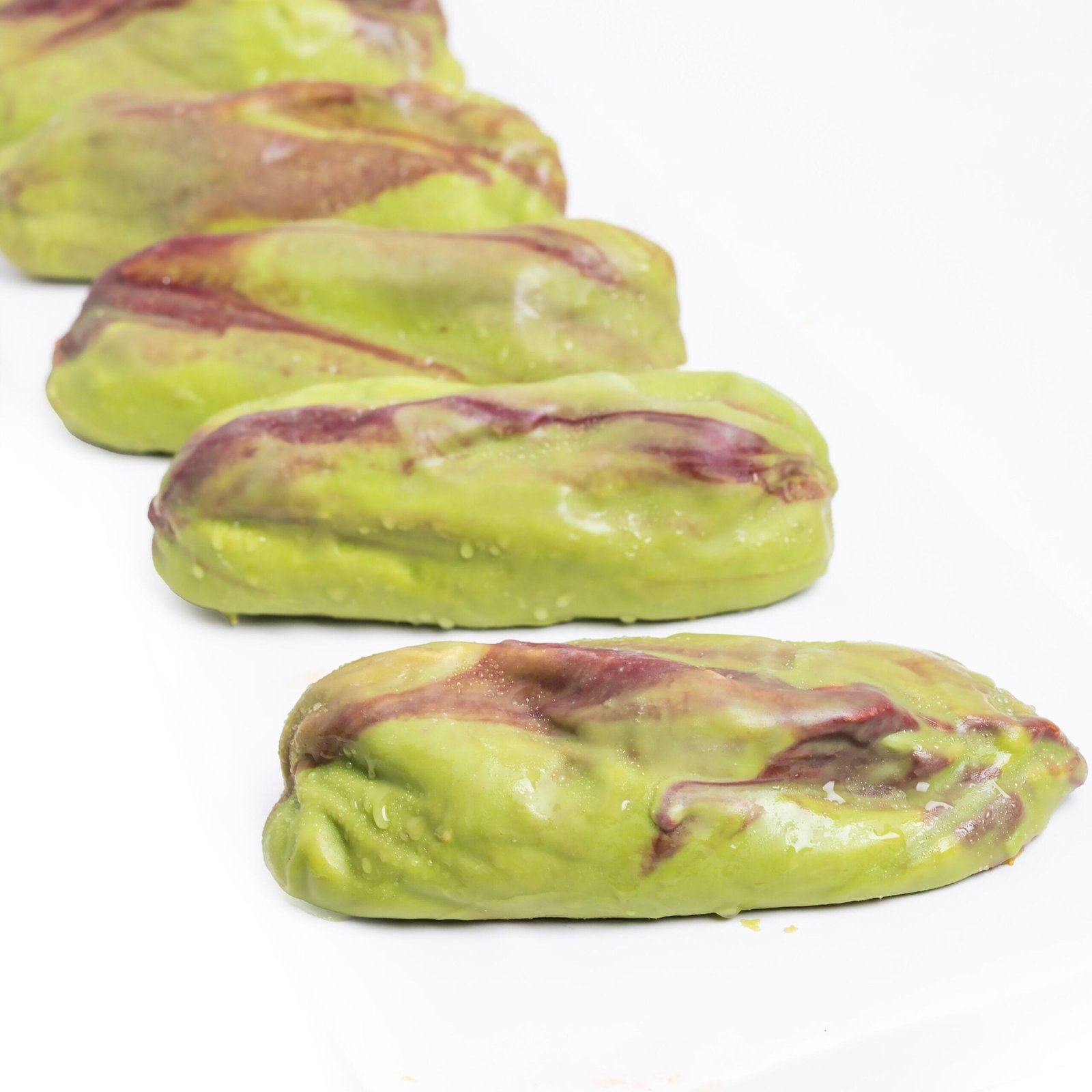 Entremets allongés vert pistache marbrés de violet