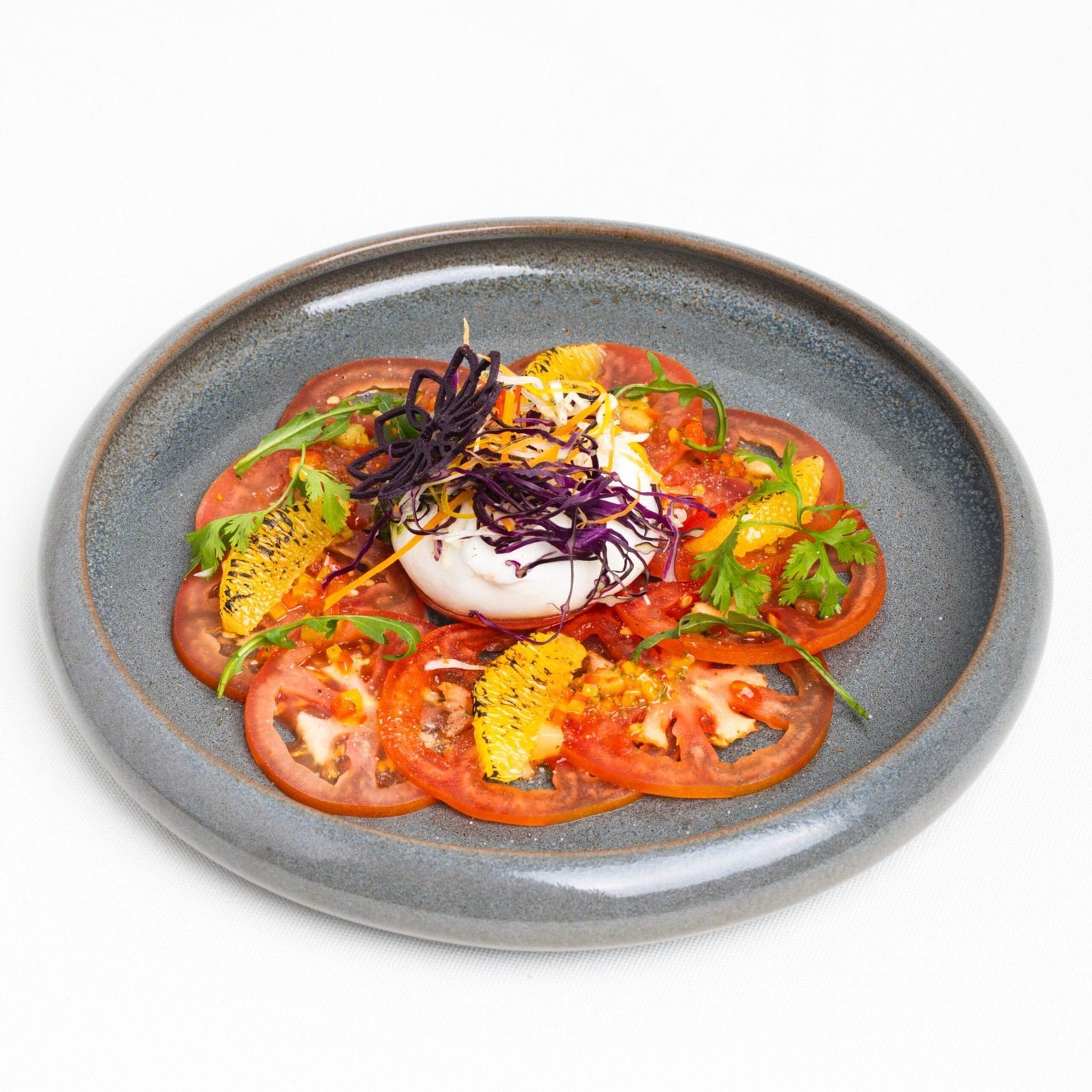 Carpaccio de tomates, burrata, segments d'orange et fils de betterave