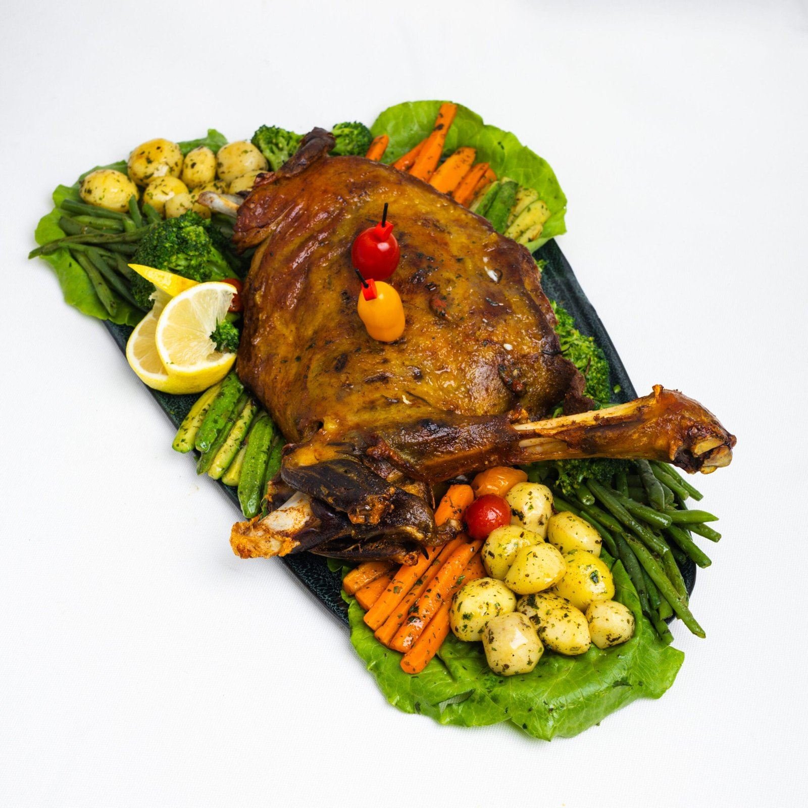 Souris d'agneau rôtie sur haricots verts, carottes et pommes de terre grenaille