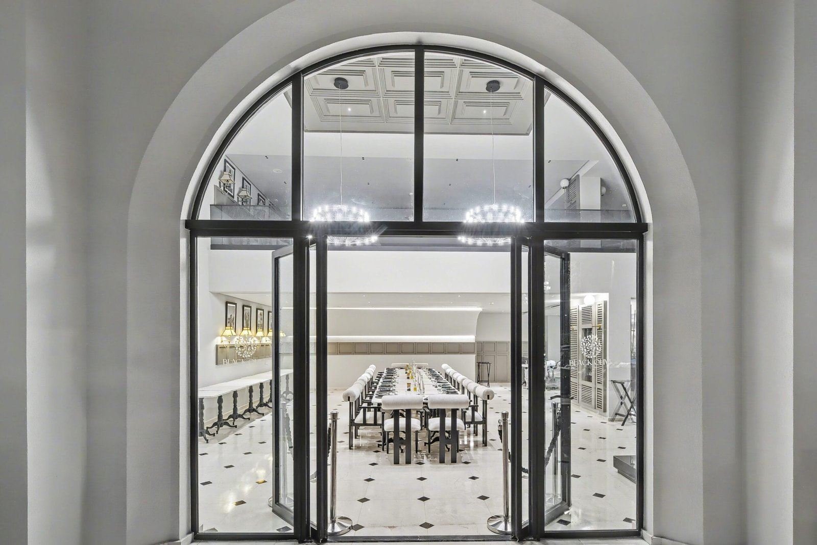 Le porche vitré en arc et la salle vue depuis l'entrée