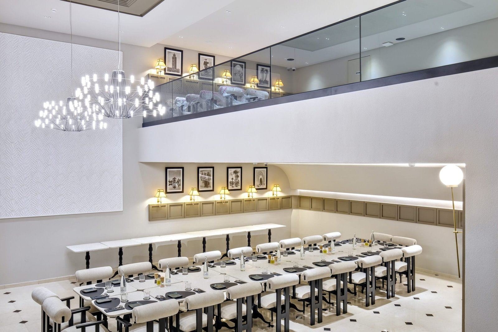 La mezzanine surplombant la salle, avec ses lustres suspendus