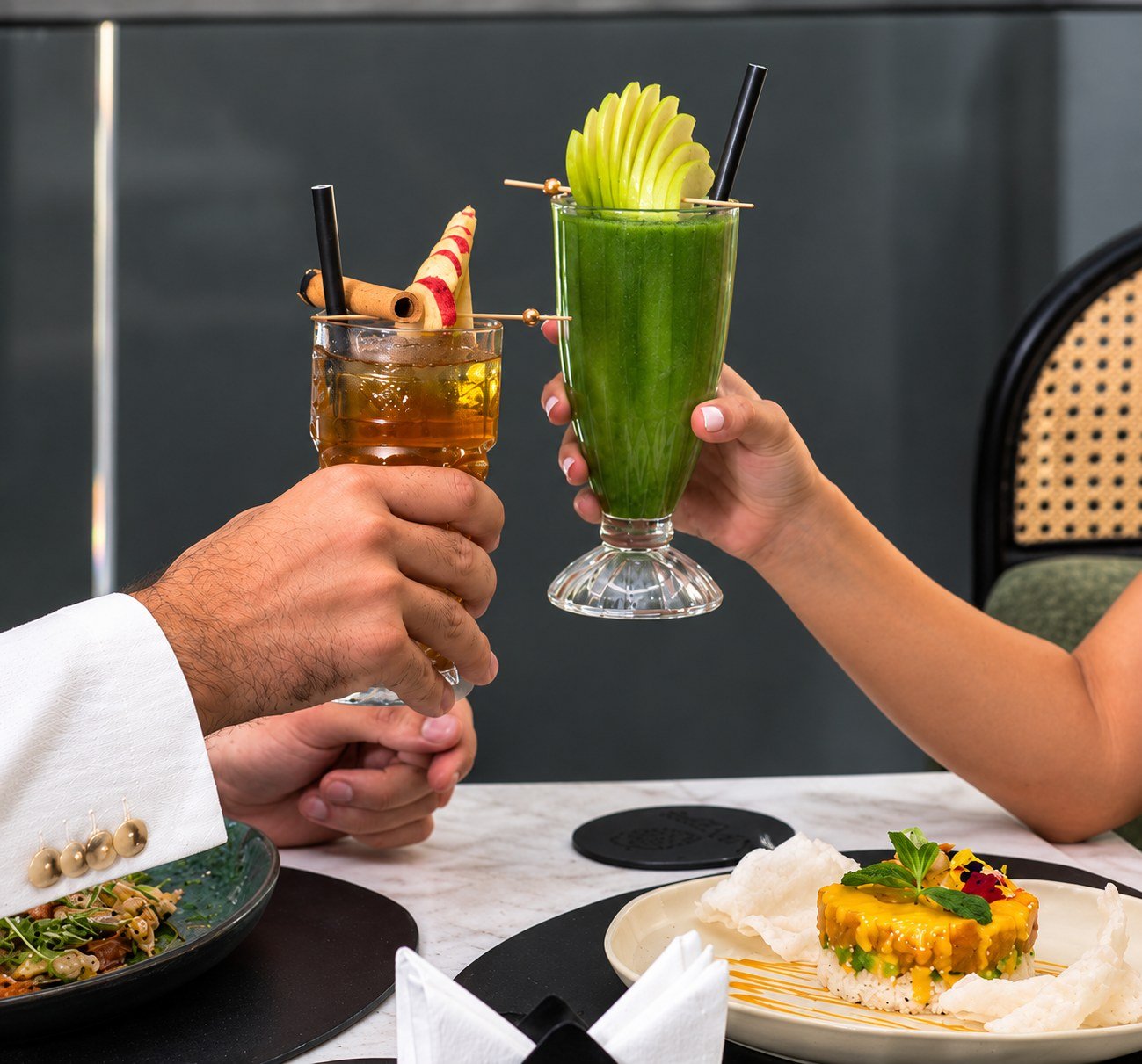 Deux boissons que l'on fait trinquer au-dessus de la table