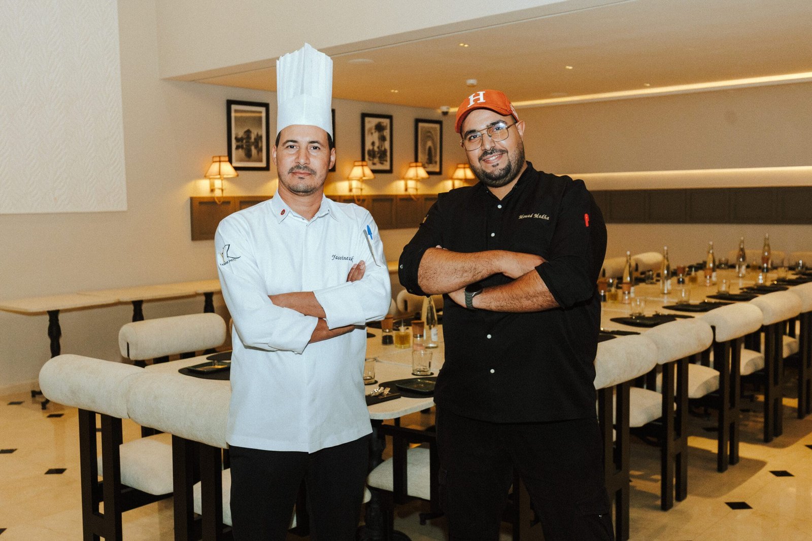 Les chefs Yassine Zaky et Mouad Madha, bras croisés dans la salle du restaurant