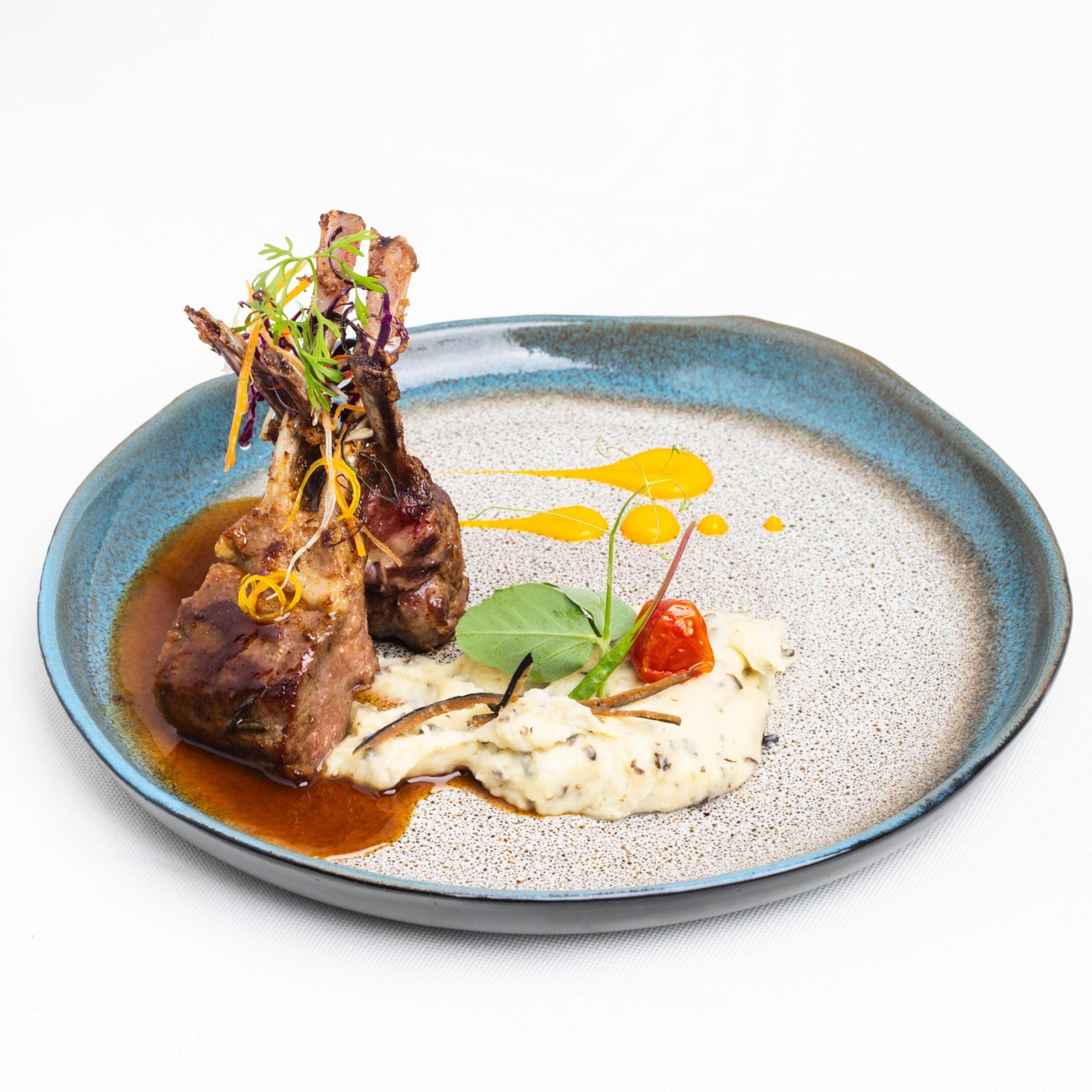 Côtelettes d'agneau grillées, purée de céleri