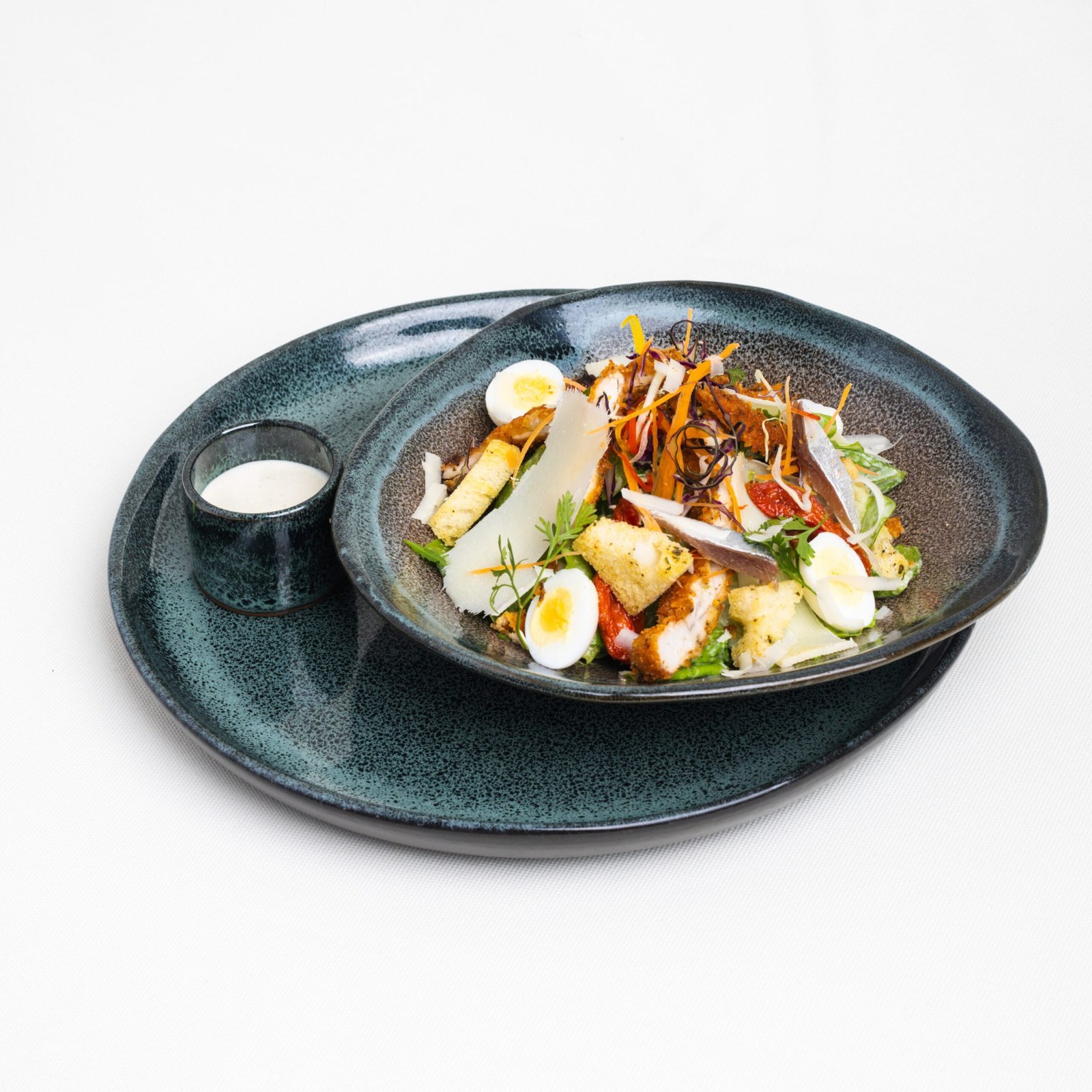 Salade César, poulet pané, œuf de caille et parmesan