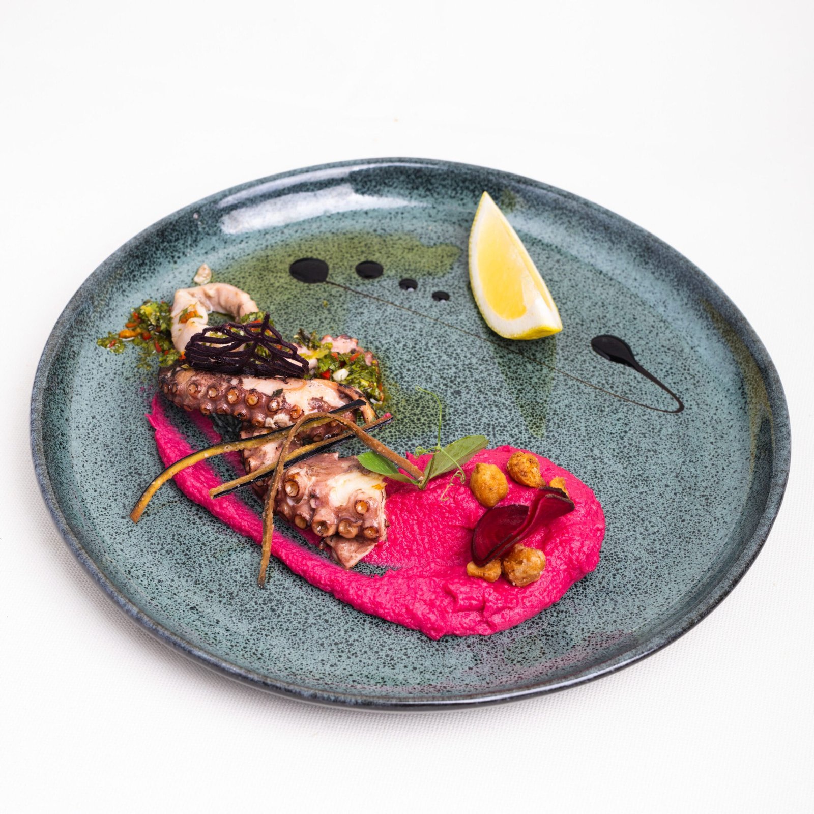 Poulpe grillé, houmous de betterave