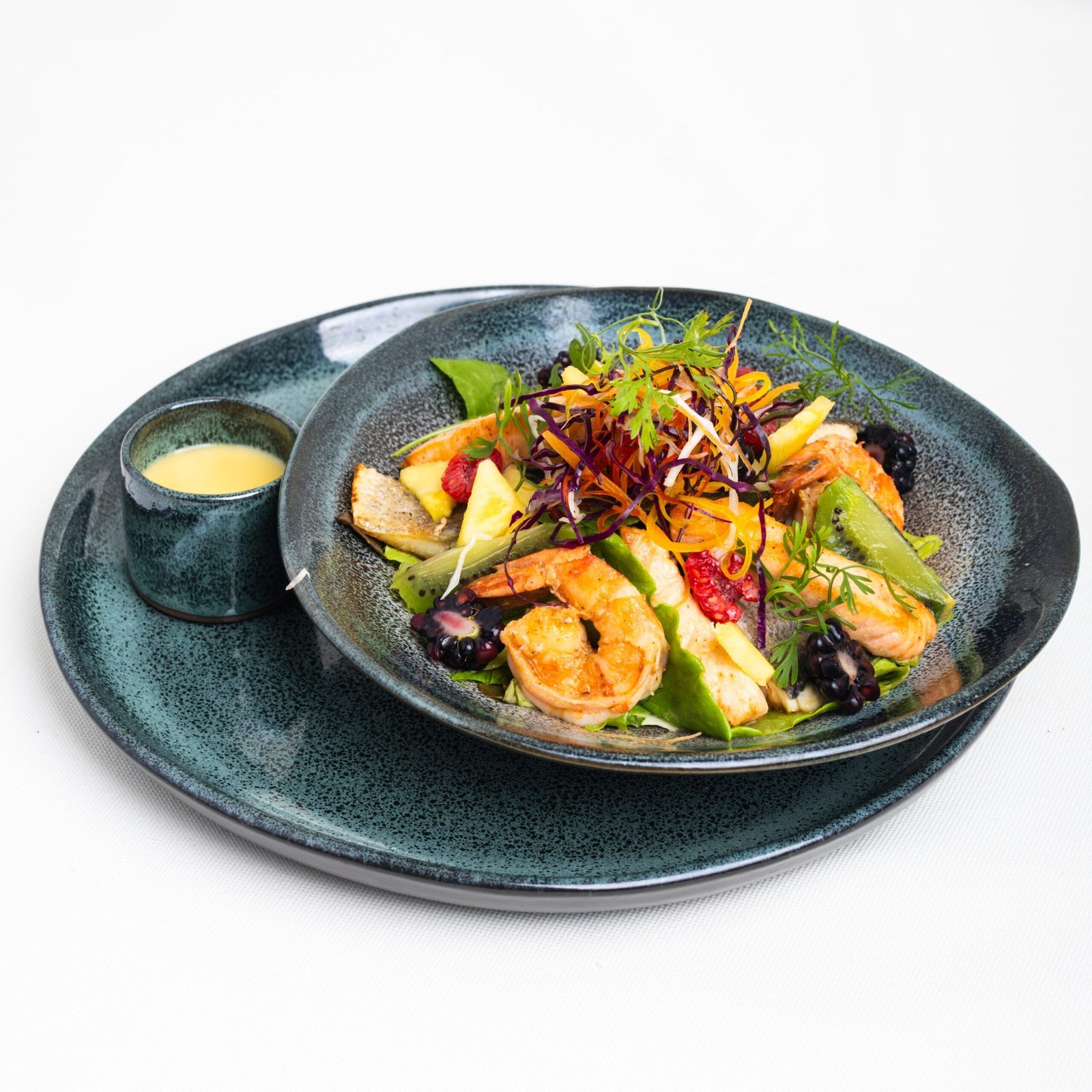 Salade signature Black Olive, crevettes et saumon grillés