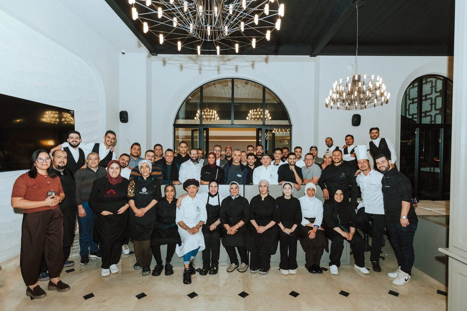 Toute l'équipe de Black Olive réunie dans la salle du restaurant