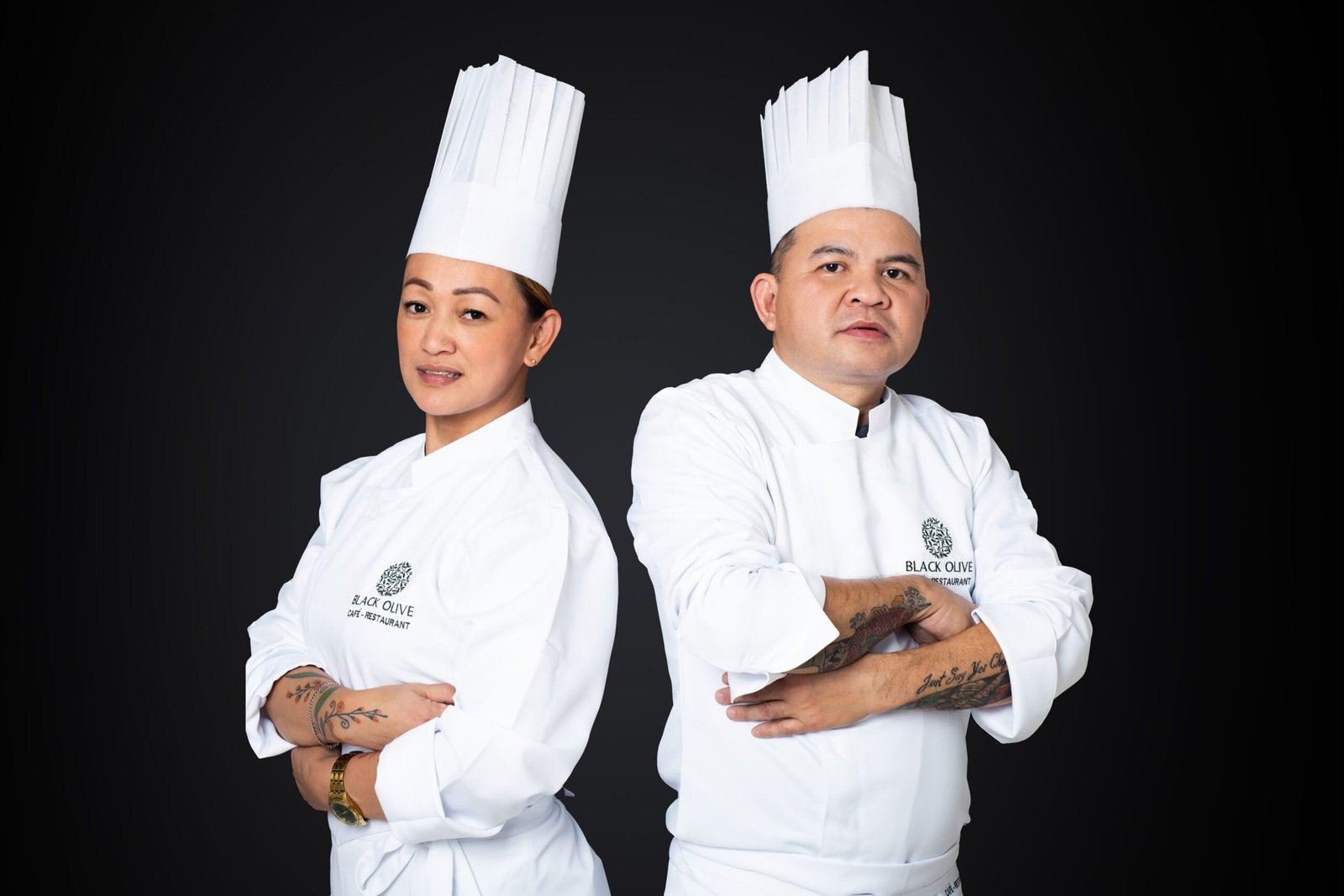 Deux chefs en veste blanche Black Olive